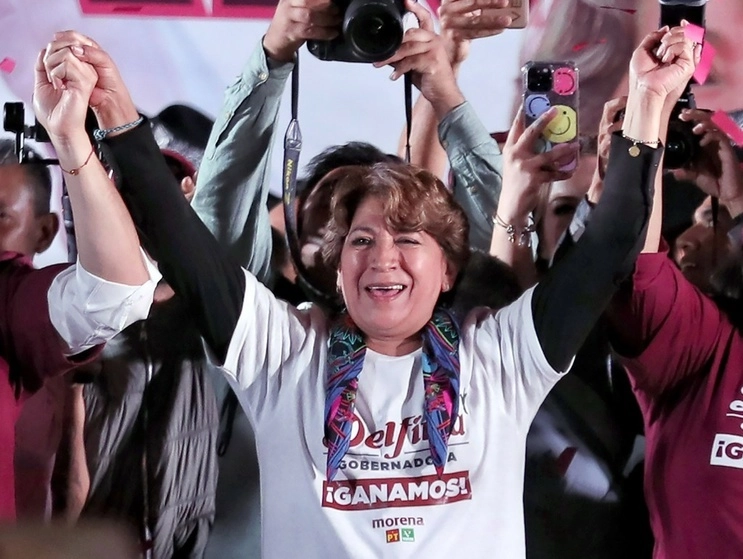 Delfina Gómez celebra su victoria en la Plaza de los Mártires, en Toluca, tras las elecciones celebradas el 4 de junio. Foto Marco Peláez / Archivo
