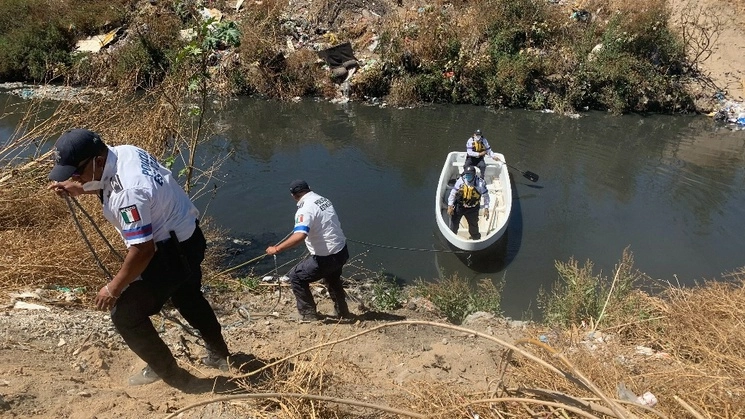Personal del municipio supervisa las condiciones del río La Compañía. Foto Daniel Ramón