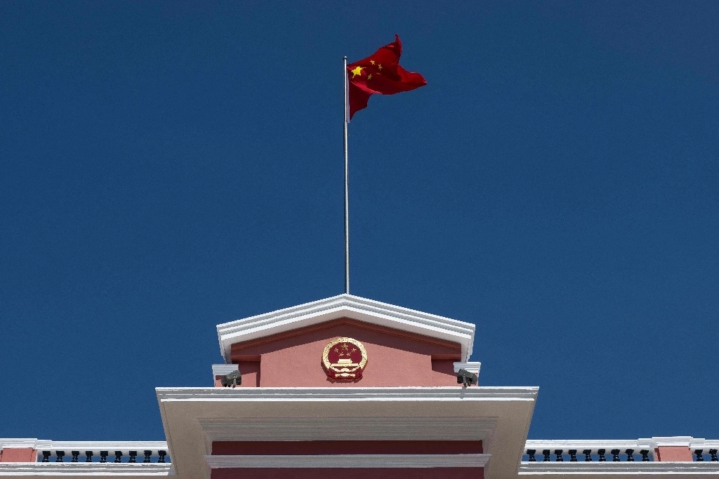 Bandera de China ondea a lo alto del Palacio de Gobierno de Macao. el 27 de agosto de 2024. Foto Afp