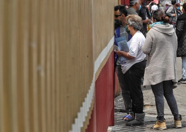 Familiar de un paciente del Hospital General de México espera a las afueras de este nosocomio. Foto Marco Peláez