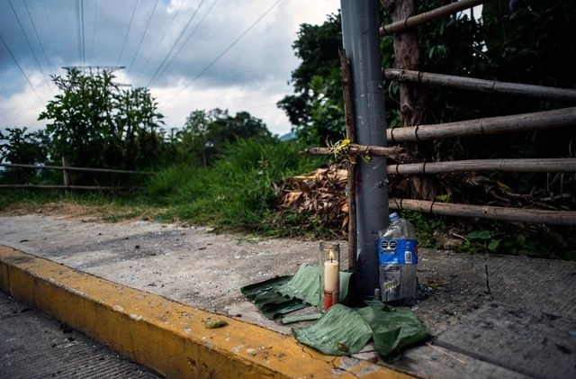 Ofrenda improvisada en el lugar donde fue asesinado el periodista Jacinto Romero Flores, en el municipio de Ixtaczoquitlán, Veracruz. Foto Afp