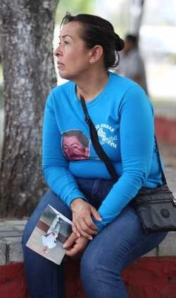 Un familiar de una persona desaparecida en su llegada al  Instituto Jalisciense de Ciencias Forenses (IJCF). Foto Arturo Campos Cedillo /Archivo