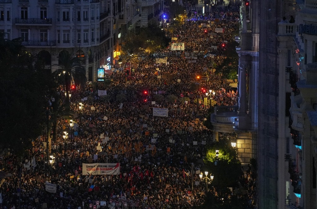 Bildungsgemeinschaft in Valencia fordert Rücktritt von Carlos Mazón