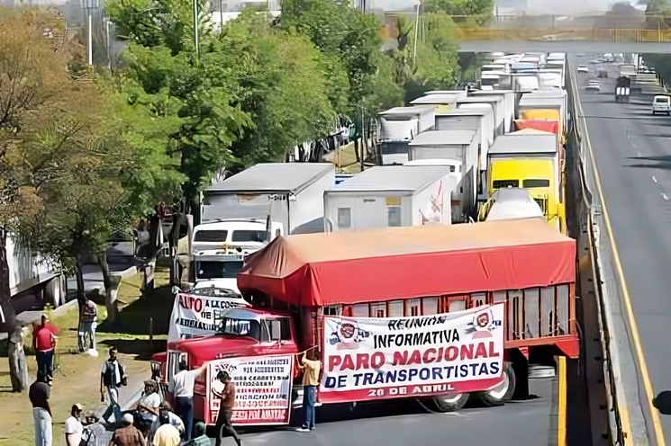Obstrucción en la autopista México-Querétaro, en el municipio mexiquense de Cuautitlán Izcalli, durante un paro de transportistas. Foto Víctor Camacho / Archivo 