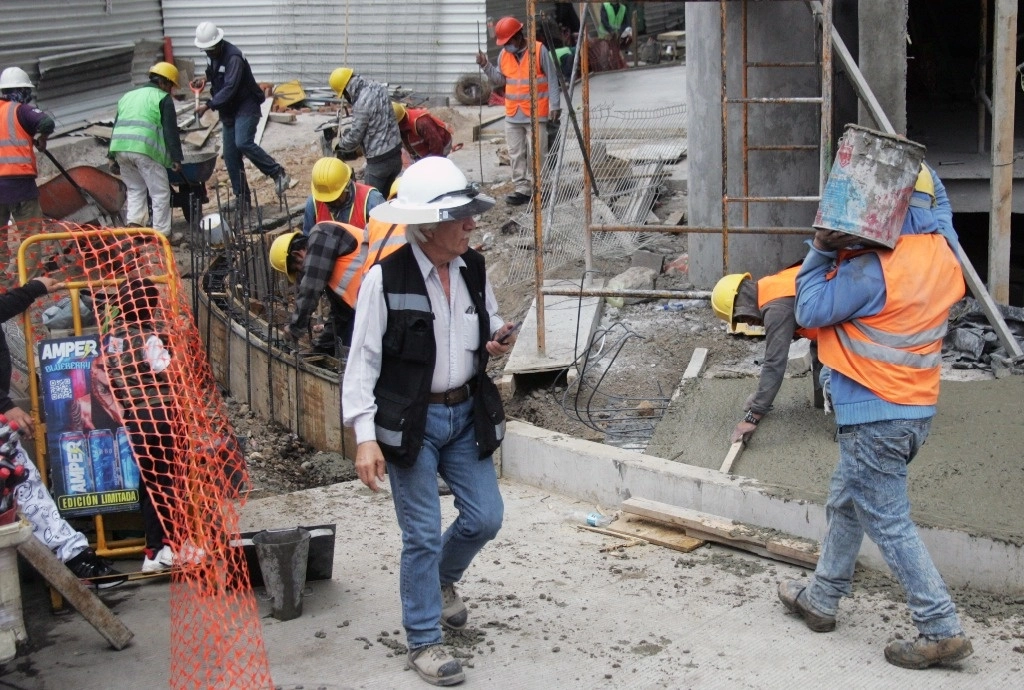 Trabajadores de la construcción en labores el pasado 13 de febrero de 2024. Foto Roberto García Rivas