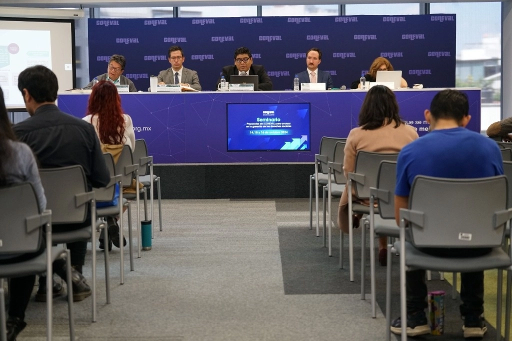 A su vez, el Coneval ofreció su colaboración y disposición con las y los legisladores en la definición de las leyes secundarias y reglamentarias para preservar las funciones de la medición de la pobreza multidimensional, el monitoreo y la evaluación de las políticas públicas en este nuevo diseño institucional. Foto @coneval/ Archivo  