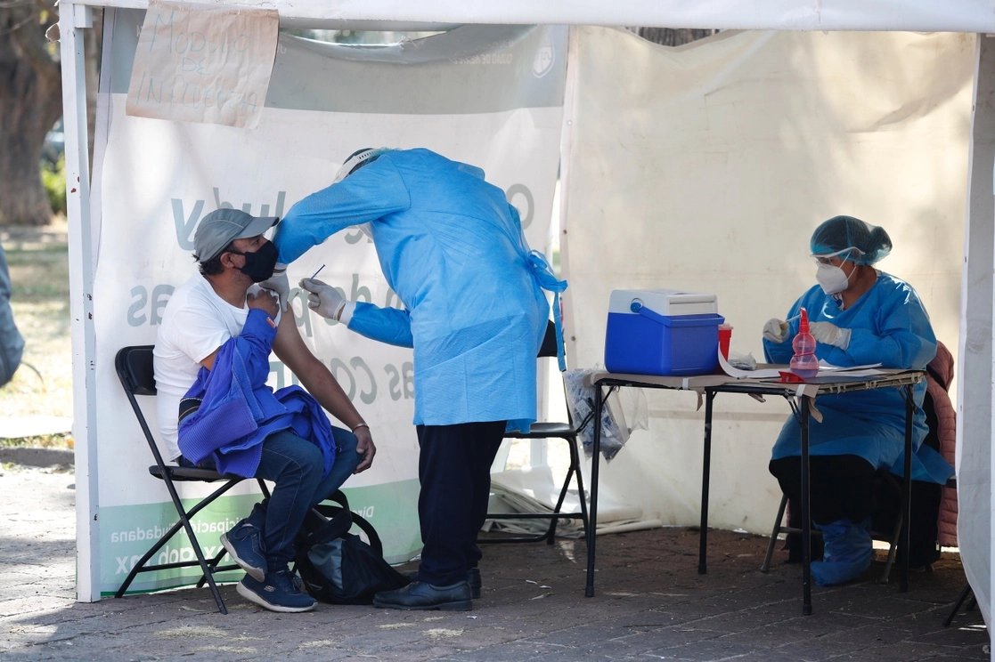 Personas que serán vacunas deben realizarse la prueba rápida en Coyoacán. Foto Cristina Rodríguez