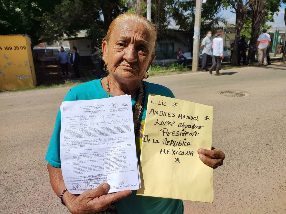 Rosa Guadalupe Pinto Rodríguez entregó al presidente Andrés Manuel López Obrador, un documento para solicitarle que le arreglen su casa que quedó afectada por el sismo de 2017. Foto Elio Henríquez
