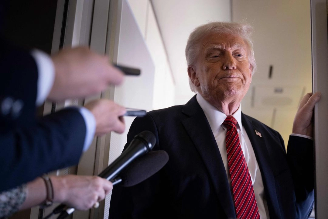 El presidente de Estados Unidos, Donald Trump, escucha preguntas de la prensa a bordo del 'Air Force One', mientras sobrevuela Arabia Saudita rumbo a Qatar, el 14 de mayo de 2025. Foto 