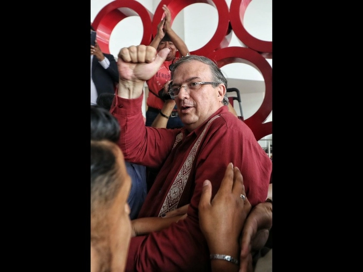 Marcelo Ebrard llegó al Consejo Nacional de Morena donde se aprobará el método de selección del candidato presidencial. Foto Marco Peláez