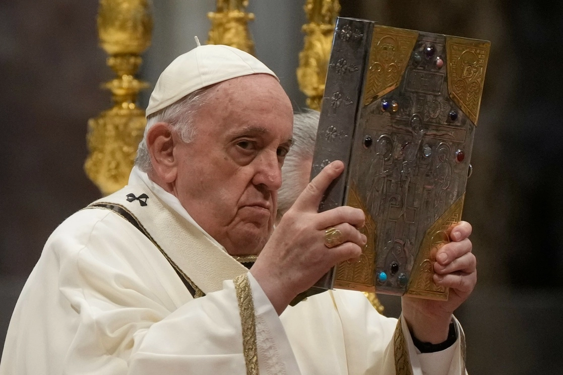 El Papa Francisco muestra el Evangelio durante una misa en la basílica de San Pedro, en el Vaticano, el 14 de abril de 2022. Foto Ap
