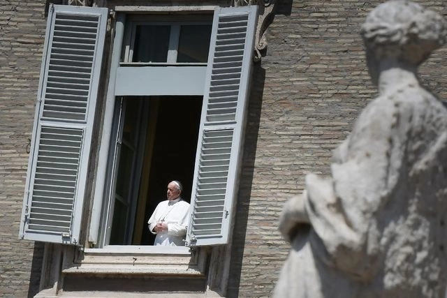 El Papa Francisco observa la Plaza de San Pedro desde el Palacio Apostólico tras ofrecer un mensaje vía remota. Foto Afp /Archivo