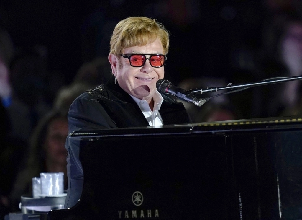 El cantante británico, Elton John, solicitó a los senadores de EU reautorizar el PEPFAR, programa multimillonario destinado a combatir el sida. Foto Ap / Archivo