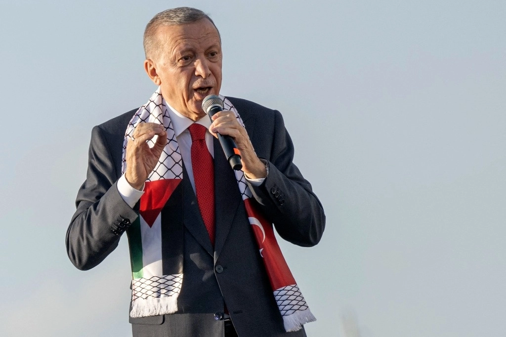 El presidente turco, Recep Tayyip Erdogan, lleva un pañuelo con banderas turcas y palestinas mientras se dirige a una manifestación organizada por el partido AKP en solidaridad con los palestinos en Gaza, en Estambul, el 28 de octubre de 2023. Foto Afp 