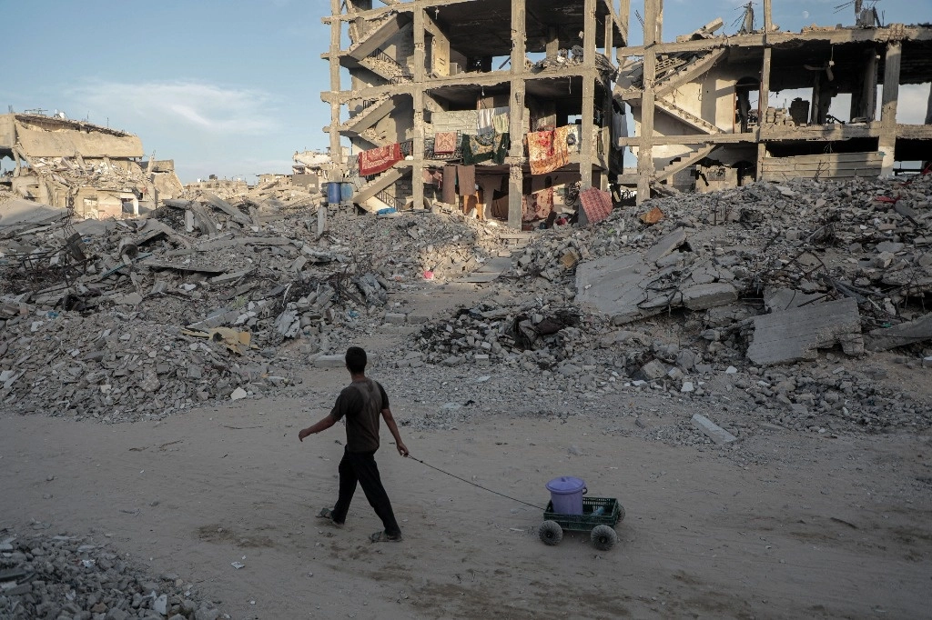 Edificios destruidos por los ataques israelíes, en la ciudad de Khan Younis, en el sur de la Franja de Gaza. Foto Xinhua