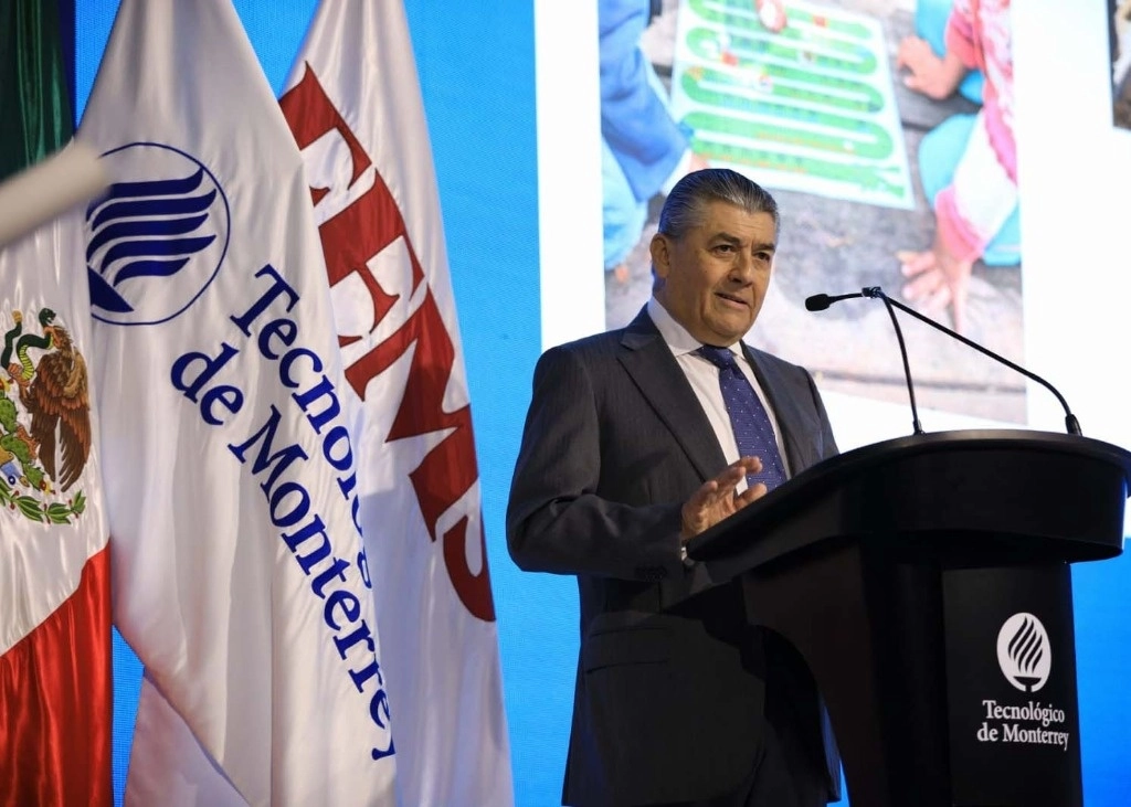 José Antonio Fernández Carbajal, director y presidente del Consejo de Administración de FEMSA, exhortó a la iniciativa privada a revisar los salarios de sus trabajadores para que no dependan de los programas sociales. Imagen tomada de https://www.femsa.com/es/