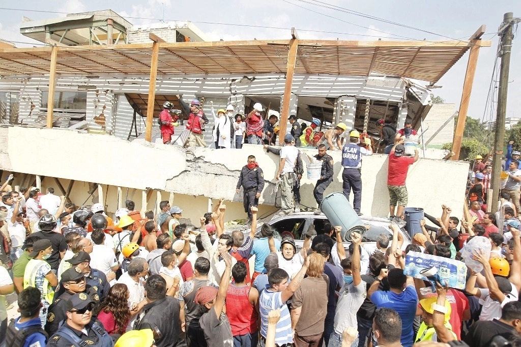 La FGJ aseguró que  debido a las fallas estructurales que presentaba el inmueble habilitado de colegio privado en la colonia Nueva Oriental Coapa, alcaldía Tlalpan, se derrumbó la parte destinada al área administrativa, lo que provocó la muerte de 26 personas. Foto Víctor Camacho / Archivo