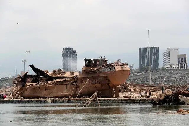 Vista de un barco devastado tras las explosiones de antier en el puerto de Beirut. Foto Afp 