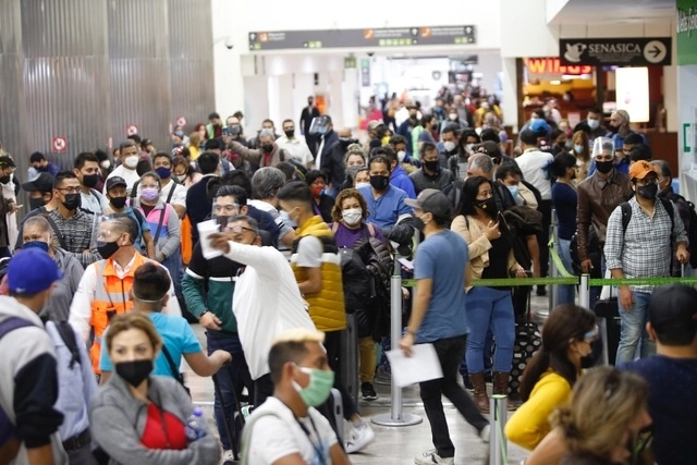 Usuarios de la Terminal 1 del AICM el pasado 19 de diciembre de 2020. Foto Guillermo Sologuren