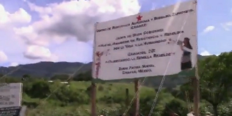 Letrero de entrada al Caracol 10. 