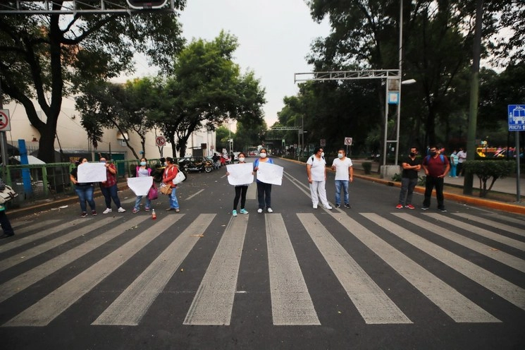 Protesta de médicos y enfermeras de la clínica “Venados” del IMSS por la falta de insumos para laborar. Foto Víctor Camacho