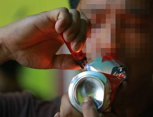 La Conadic alertó del riesgo de contagio entre los consumidores de enervantes. En la imagen, un joven de 31 años que ha pasado por lo menos la mitad de su vida consumiendo drogas. Foto Luis Castillo