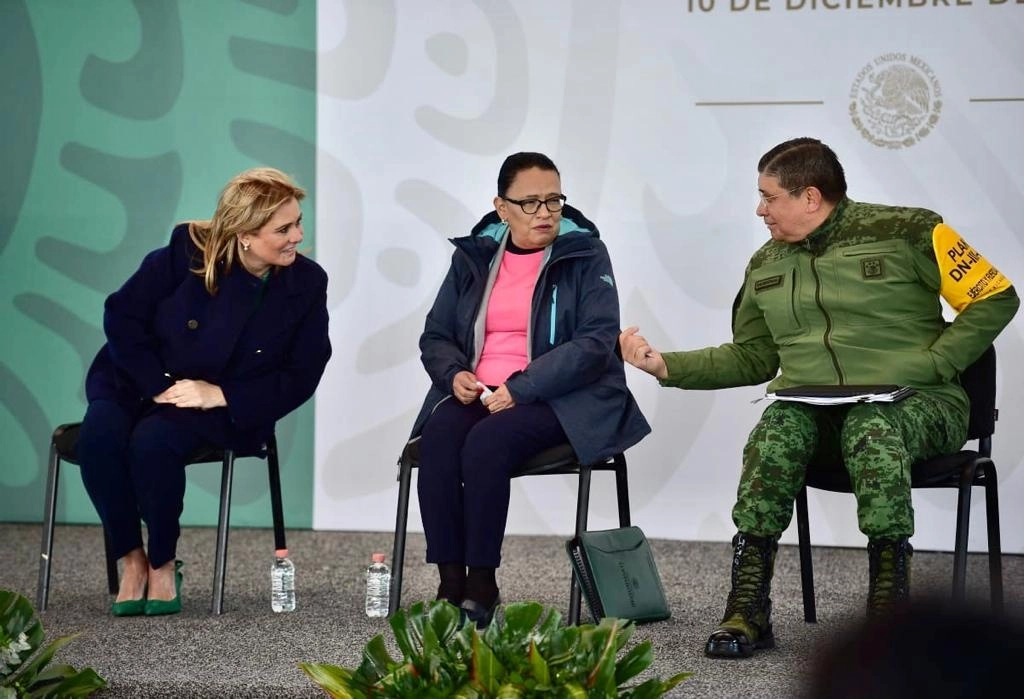 La gobernadora de Chihuahua, María Eugenia Campos (izquierda), convocó a mantener el diálogo entre la Secretaría de Gobernación y agricultores de la cuenca del río Conchos, sobre el conflicto del Tratado Internacional de Aguas de 1944. En la imagen, la mandataria con la secretaria de Seguridad y Protección Ciudanada, Rosa Icela Rodríguez, y el titular de la Secretaría de la Sedena, Luis Cresencio Sandoval, durante la conferencia matutina de hoy. Foto Jesús Estrada