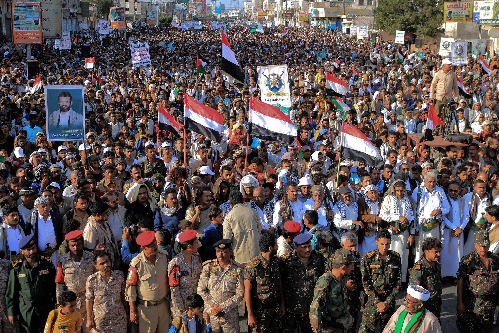 La gente protesta en la ciudad yemení de Hudeida, en el Mar Rojo, para condenar los ataques nocturnos de las fuerzas estadounidenses y británicas contra ciudades controladas por rebeldes hutíes, el 12 de enero de 2024. Foto Afp