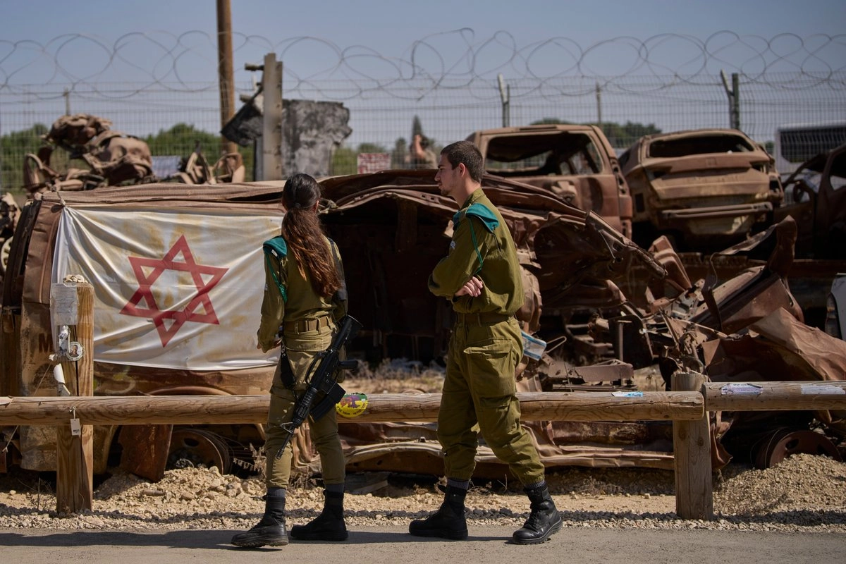 Soldados visitan el monumento conmemorativo en la comunidad de Tkuma, donde se exhiben vehículos dañados durante el ataque de Hamas del 7 de octubre de 2023, cerca de la frontera entre Israel y Gaza, un día después de que el país conmemorara el segundo aniversario del ataque, el miércoles 8 de octubre de 2025. Foto