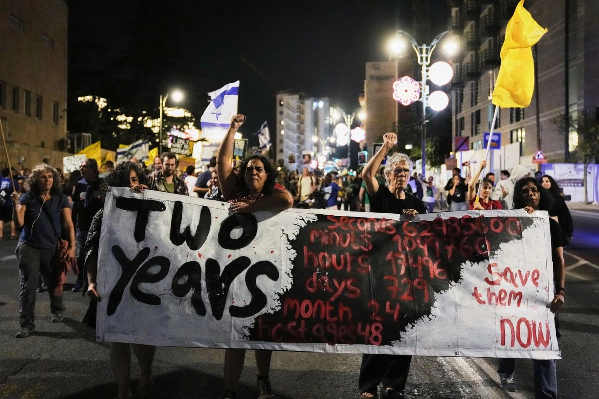 Familiares de rehenes israelíes cautivos en Gaza encabezan una manifestación exigiendo su regreso a salvo, en Jerusalén, Israel, el 4 de octubre de 2025. Foto 