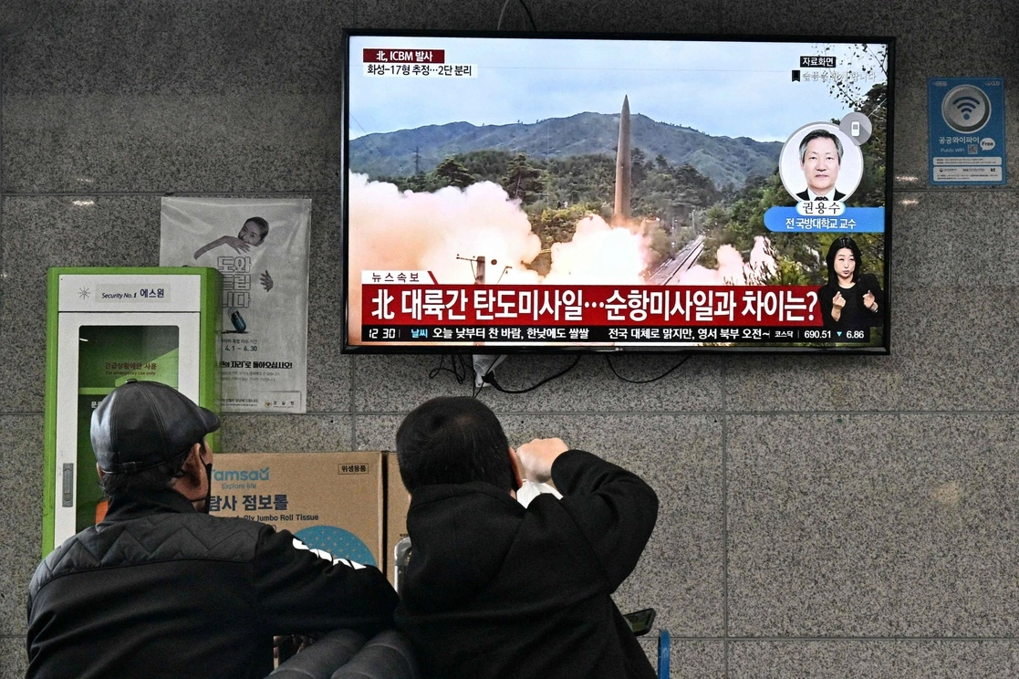 Transmisión de noticias que muestra imágenes de una prueba de misiles de Corea del Norte en la terminal de transbordadores de la isla de Ulleungdo, en el este de Corea del Sur, en el Mar del Este, también conocido como el Mar de Japón. Foto Afp