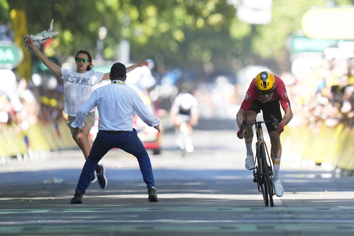 El noruego Jonas Abrahamsen ganó hoy la undécima etapa en un final de foto. Su sprint hacia la meta fue acompañado por un hombre que corría a su lado vistiendo una camiseta que decía "Israel fuera del Tour"