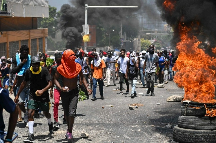 Ciudadanos de Haití marchan y queman neumáticos en protesta por la inseguridad en su país, cerca de la casa oficial del Primer Ministro Ariel Henry, en Puerto Príncipe, el 7 de agosto de 2023. Foto Afp