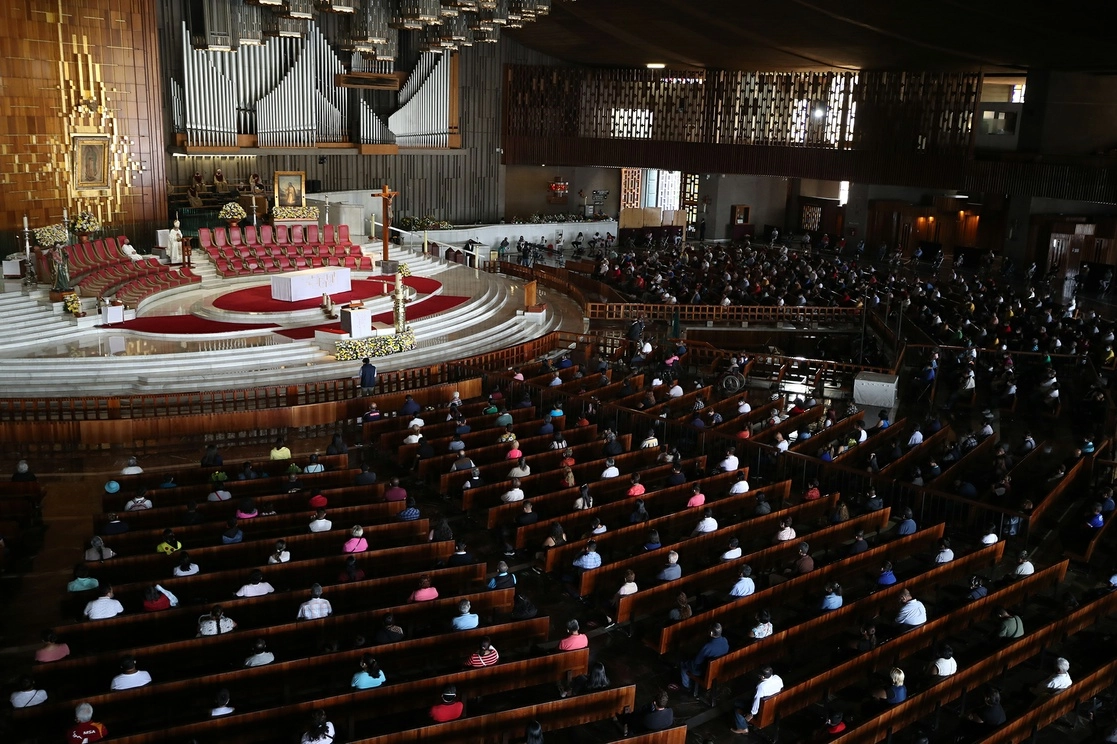 El Obispo Auxiliar de la Arquidiócesis de México, Monseñor Luis Manuel Pérez, oficial la homilía dominical en la Basílica de Guadalupe el 18 de abril de 2021. Foto María Luisa Severiano