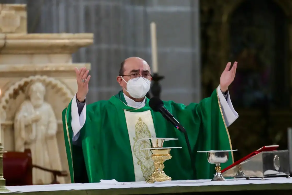 El Arzobispo Carlos Aguiar oficia la misa en la Catedral Metropolitana el 5 de septiembre de 2021. Foto Luis Castillo
