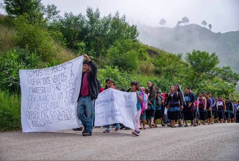 Familias desplazadas de la comunidad de Santa Martha, Chenalhó, marchan por la paz en su comunidad, en Chiapas. Foto Cuartoscuro / Archivo
