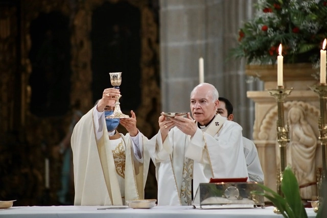 Durante la homilía eucarística  oficiada por el arzobispo Carlos Aguiar en la Catedral, en imagen de archivo. Foto Luis Castillo