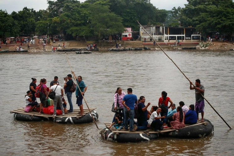 Migrantes cruzan la frontera sur hacia México por el río Suchiate. Foto Víctor Camacho / Archivo