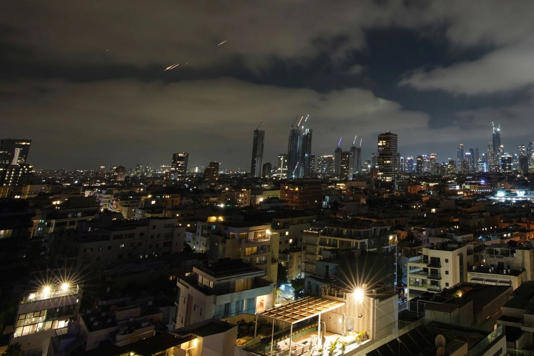 La ciudad de Tel Aviv durante un ataque con misiles de Irán,  el 14 de junio de 2025.