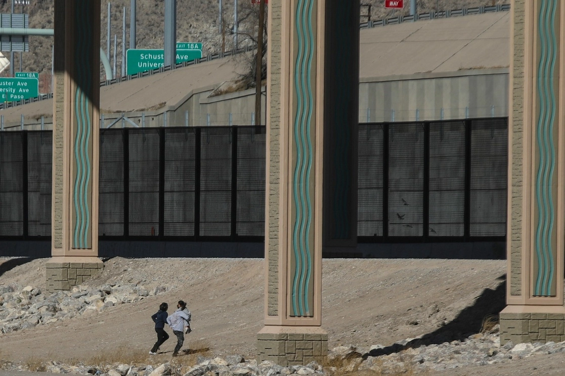 Migrantes cruzan el Río Grande, frontera natural en El Paso, Texas, y Ciudad Juárez, México, en búsqueda de asilo político. Foto Afp / Archivo