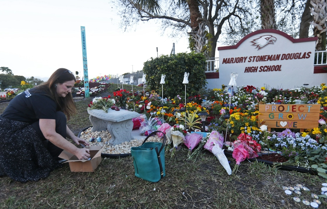 Un altar en la escuela secundaria Marjory Stoneman Douglas durante el primer aniversario del tiroteo en la escuela en Parkland, Florida. Foto Ap