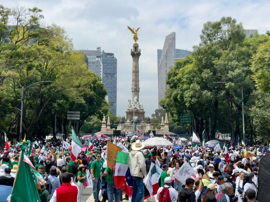 Trabajadores del Poder Judicial de la Federación protestan en el Ángel de la Independencia, el 1 de octubre de 2024. Foto Roberto García Ortiz