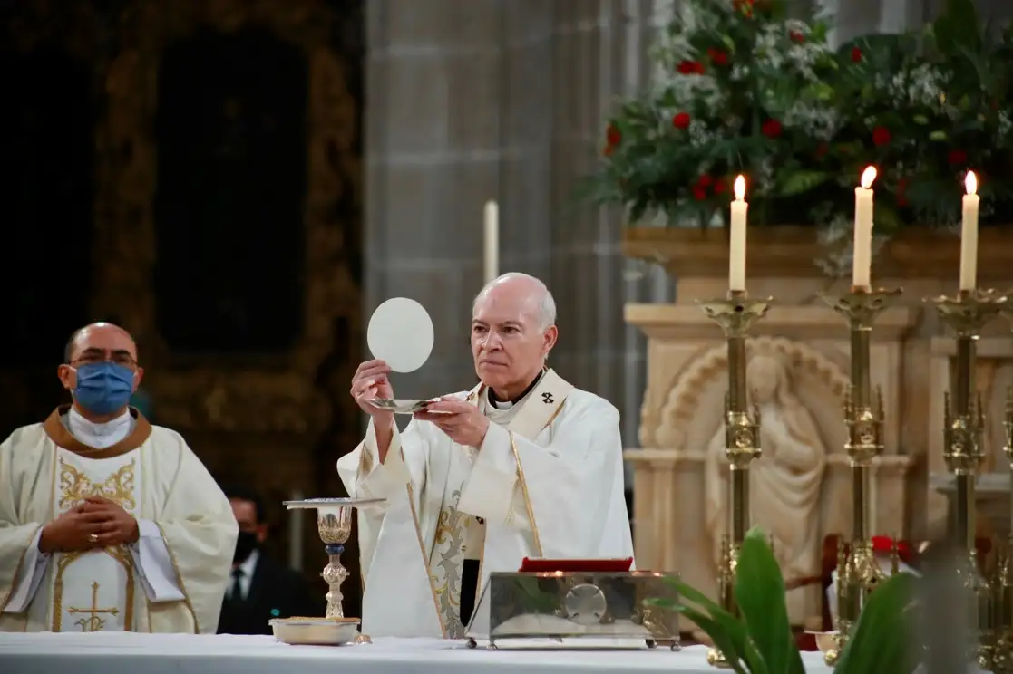 Carlos Aguiar Retes, arzobispo primado de México, durante una misa en la Catedral Metropolitana, en CDMX. Foto Luis Castillo/Archivo