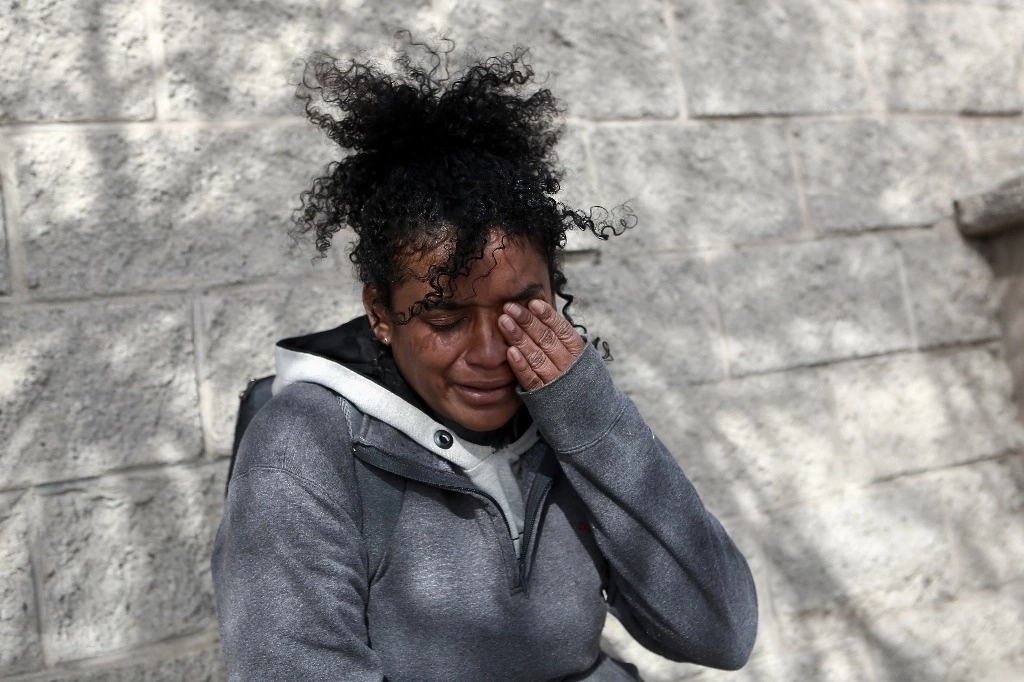 Una migrante venezolana frente al albergue de migrantes en Ciudad Juárez, Chihuahua, donde 39 personas perdieron la vida en un incendio, el 28 de marzo de 2023. Foto Ap 