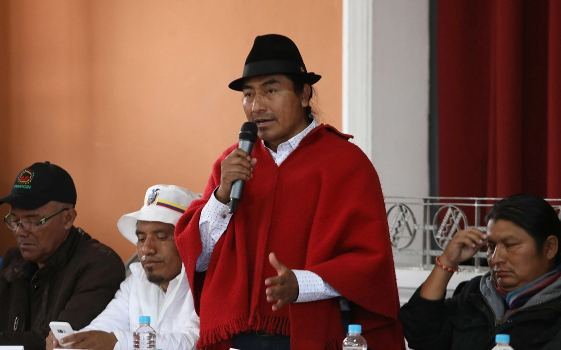El líder indígena, Leonidas Iza durante la mesa de diálogo con el Gobierno ecuatoriano en las instalaciones de la Conferencia Episcopal Ecuatoriana, en Quito, Ecuador. Foto Xinhua