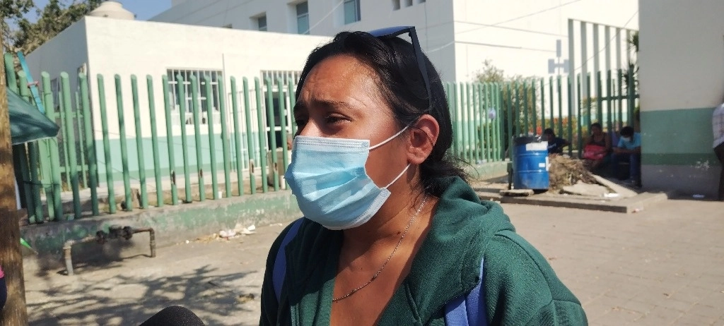 Alina Delgado Reyes, madre de Sofía Jimena Rodríguez Delgado quien se encuentra hospitalizada en un área pediátrica de urgencias del hospital Donato G. Alarcón en Acapulco. Foto Héctor Briseño