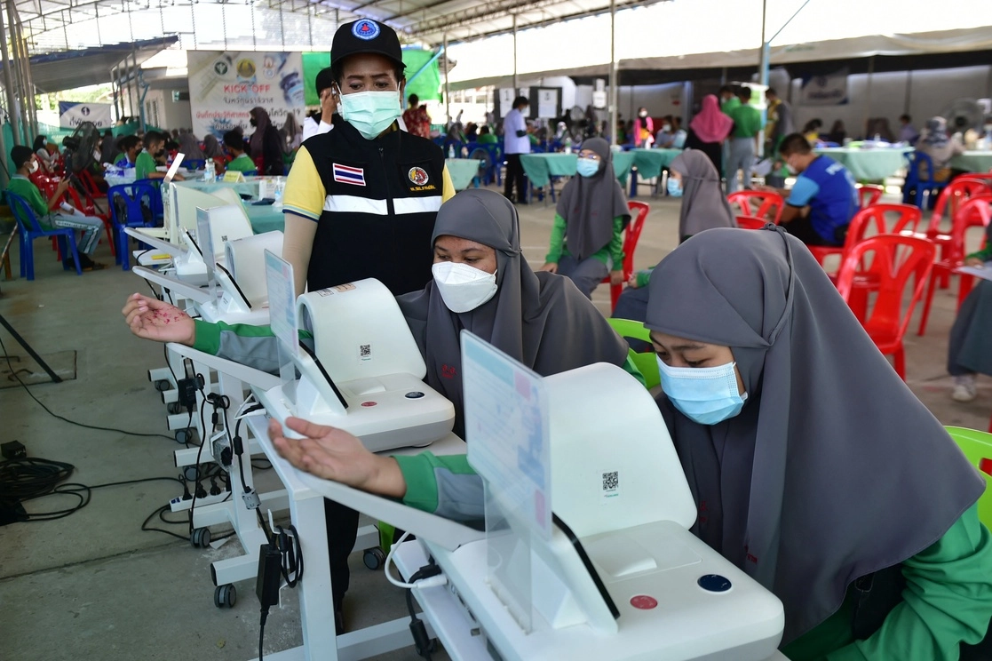 Estudiantes de una escuela islámica se toman la presión antes de recibir la vacuna contra el Covid-19 de Pfizer/BioNTech, en un hospital al sur de la provincia de Narathiwat, Tailandia, el 11 de octubre de 2021. Foto Afp
