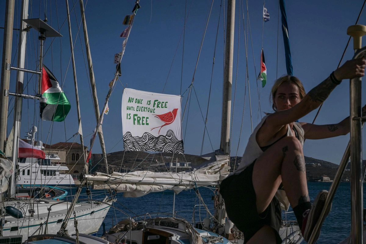 Una pancarta de apoyo a Palestina se ve atada a un barco en el puerto de la isla de Spyros antes de la partida de dos barcos, que forman la delegación Oxygen, para unirse a la Flotilla Global Sumud, una misión internacional que busca romper el bloqueo israelí de Gaza y entregar ayuda humanitaria a los palestinos, el 14 de septiembre de 2025. 