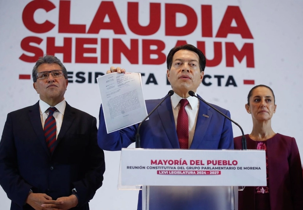 Mario Delgado, presidente nacional de Morena, al centro, junto a la Presidenta electa Claudia Sheinbaum y Ricardo Monreal, durante una conferencia de prensa. Foto Cristina Rodríguez 