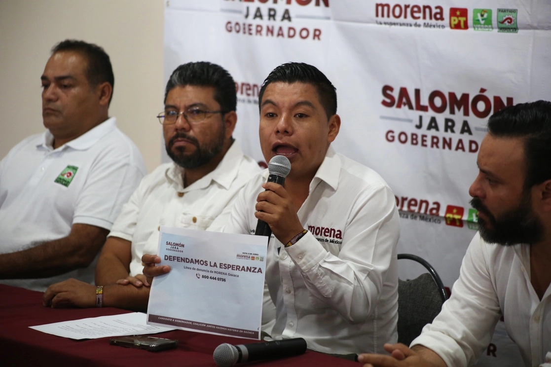 El representante de Morena ante el Ieepco, Giovanni Vásquez Sagrero, expuso que las tarjetas las está entregando Chedrahui en las regiones  del Istmo de Tehuantepec y en la Costa, por lo que han solicitado a la UIF que la investigue. Foto Jorge A. Pérez Alfonso